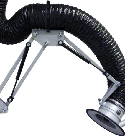 Ein flexibler schwarzer Belüftungs- oder Absaugschlauch mit einem Gelenkarm und Gelenken aus Metall, der für die Rauch- oder Rauchabsaugung in Industrie- oder Laborumgebungen konzipiert ist.